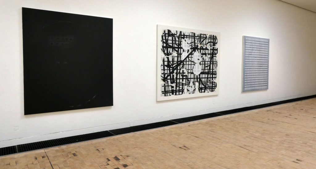 Drei Arbeiten von Bernhard Kock hängen in der Ausstellung im Kubus Hannover